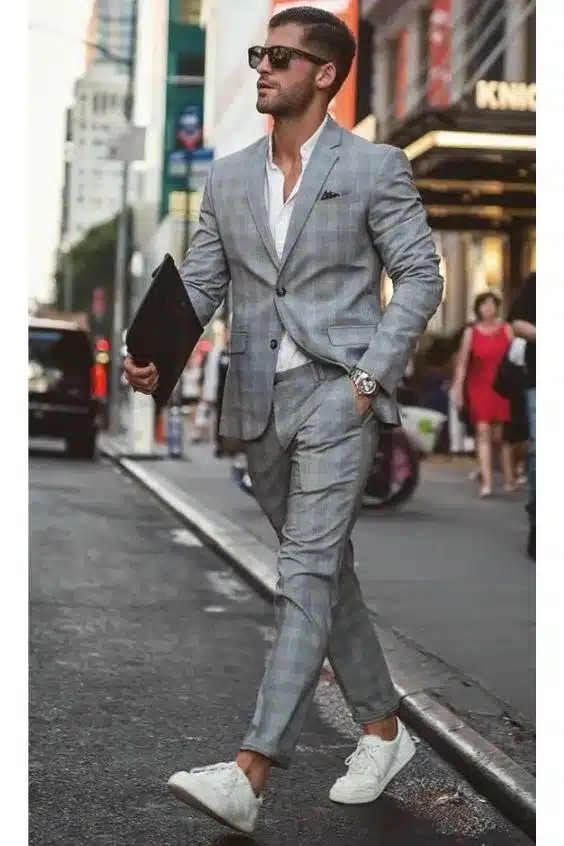 How to Choose the Perfect Fabric for Your Bespoke Suit