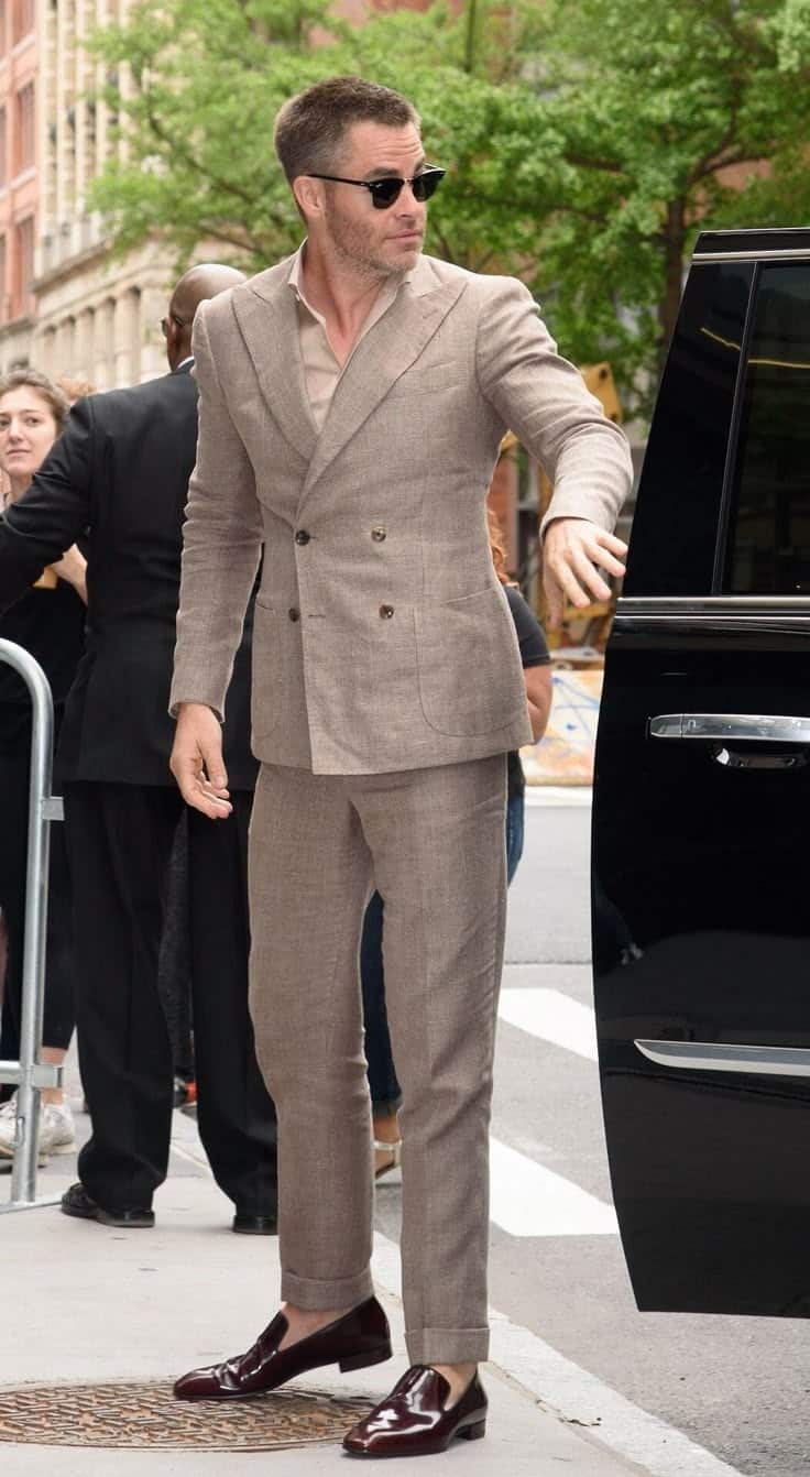 The Banker’s Wardrobe: Essential Suits for Modern Finance